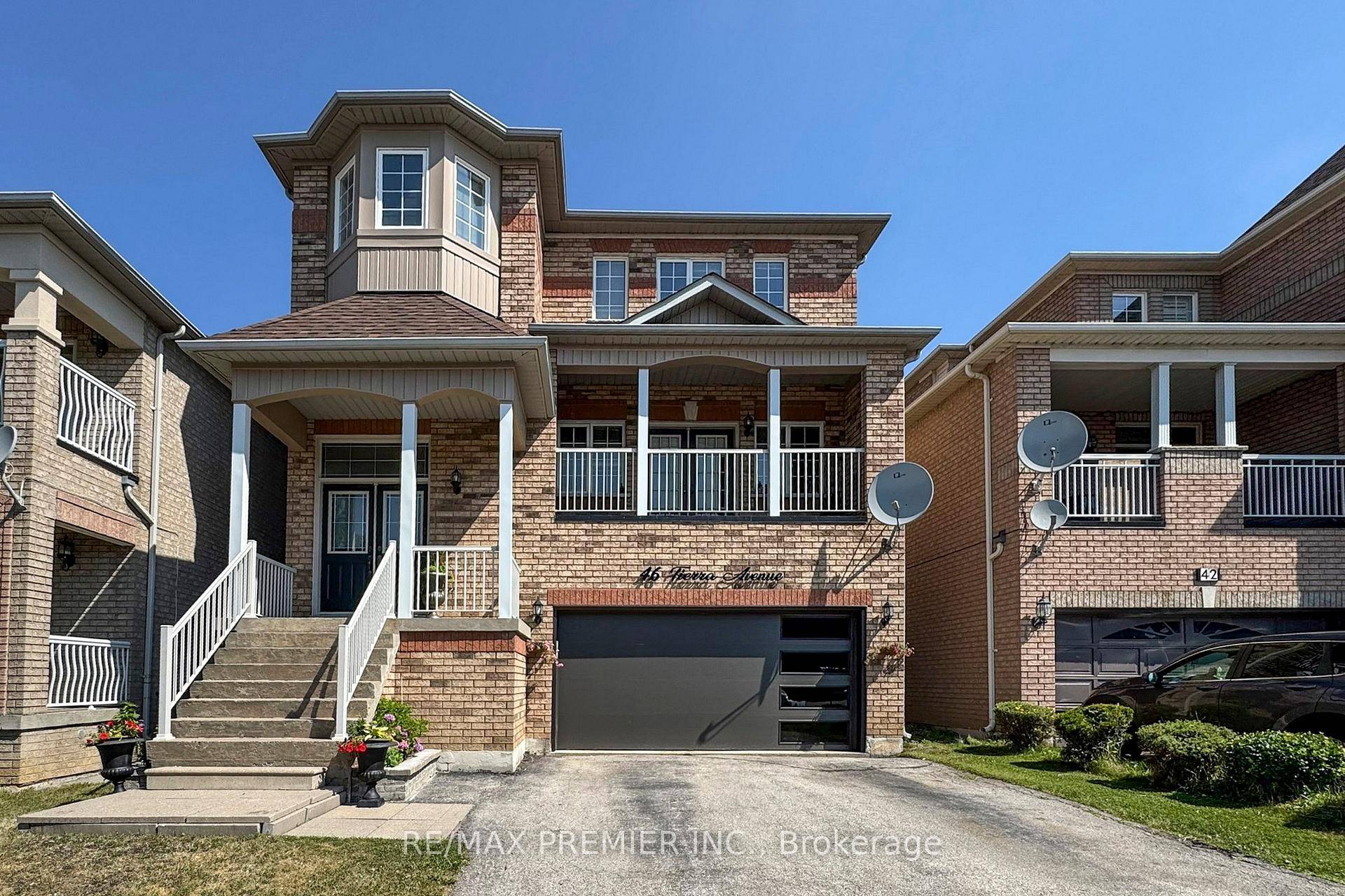 Look no further ! This beautifully maintained detached home is nestled in the heart of Vellore Village, one of Vaughan most sought after family friendly communities.