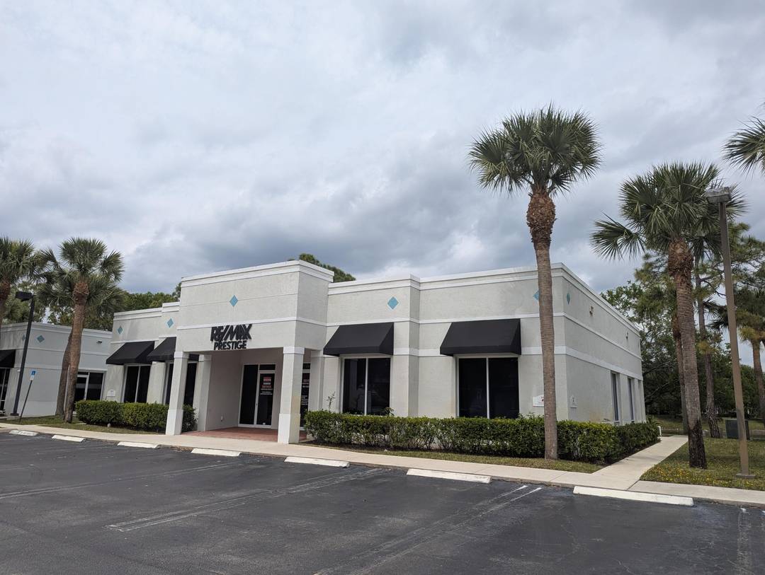Great free standing office building in the heart of Royal Palm Beach.