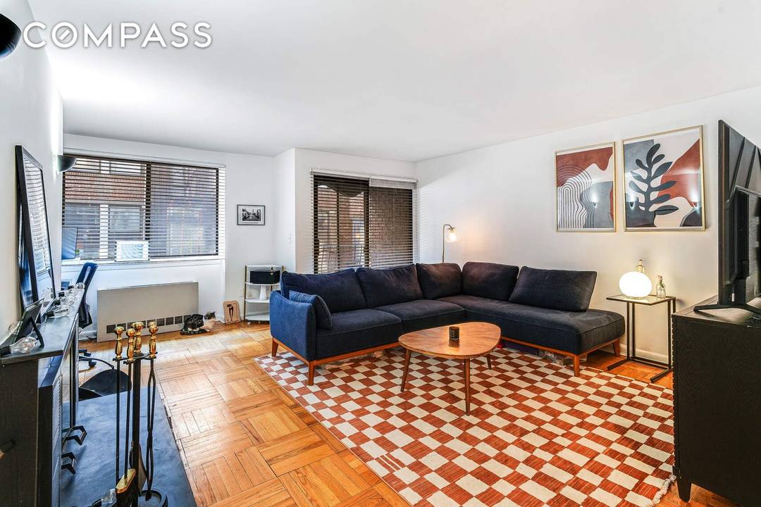 This generously proportioned, south facing one bedroom apartment is ideally located just one block from Lexington Avenue, right in the heart of the charming Carnegie Hill neighborhood.