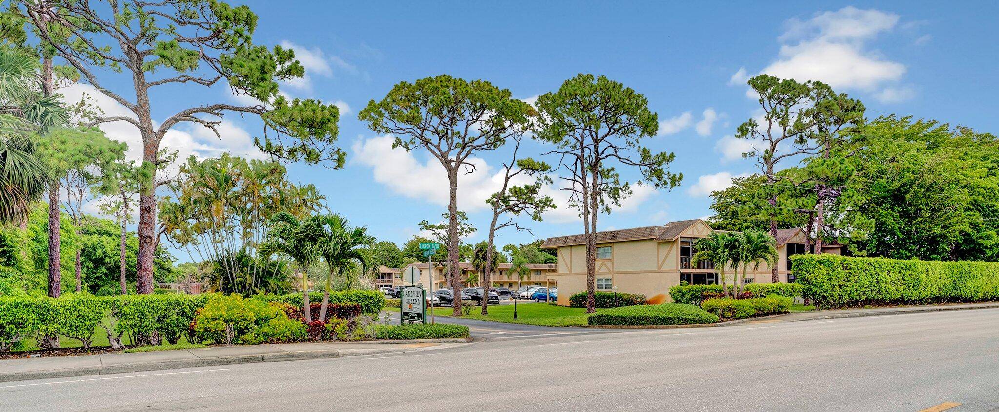 Cozy Cute 2 Bed, 2 Bath Condo with Screened Patio.