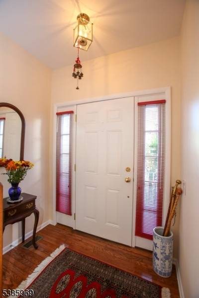 Fantastic opportunity to live in the desirable, Sidewalk community of Oak Ridge in Whippany.