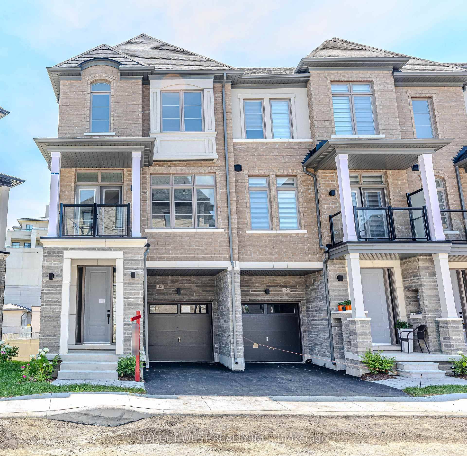 Brand New, END UNIT, approx 2200 sqf Luxury Townhome in Prime Woodbridge Location Nestled at the intersection of Pine Valley and Major Mackenzie, This brand new never lived in, end ...