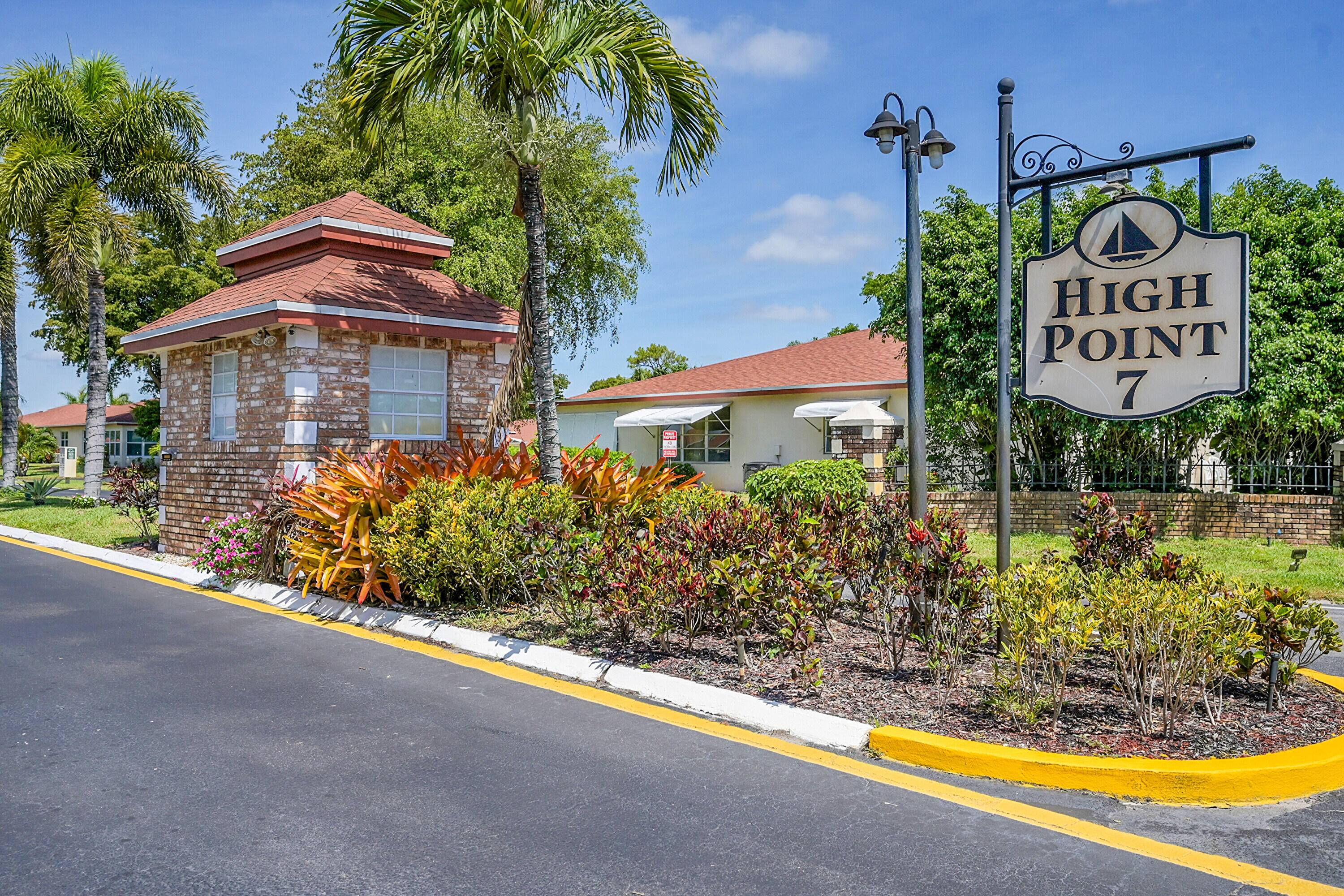 Charming end villa in 55 community, with bonus square footage, is ready for a new owner.
