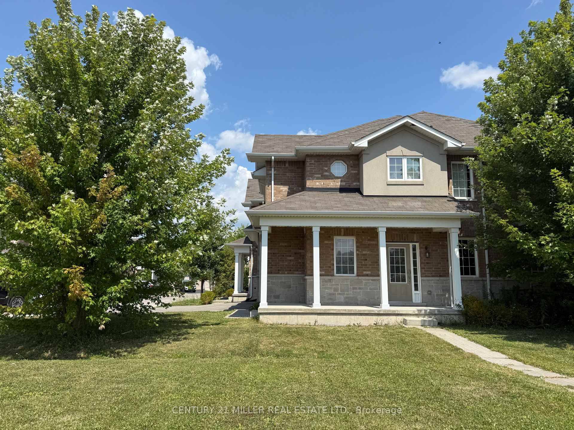 Beautiful END UNIT townhome in the heart of Meadowlands available September 1st !