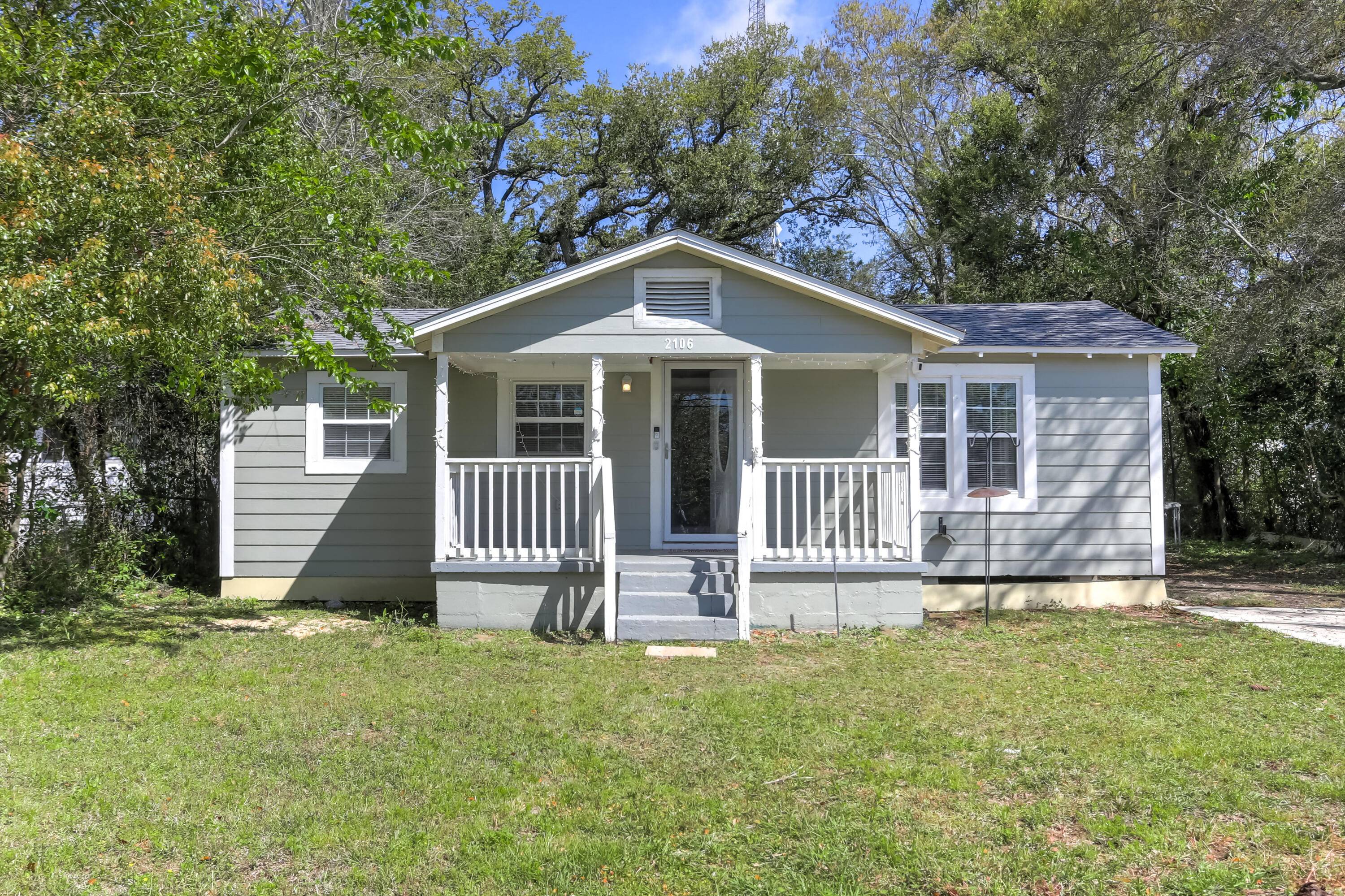 SELLER FINACING AVAILABLE FINANCIAMIENTO DISPONIBLE Don't miss this incredible opportunity to own a charming 3 bedroom, 2 bath ranch style home with 1, 368 sq.