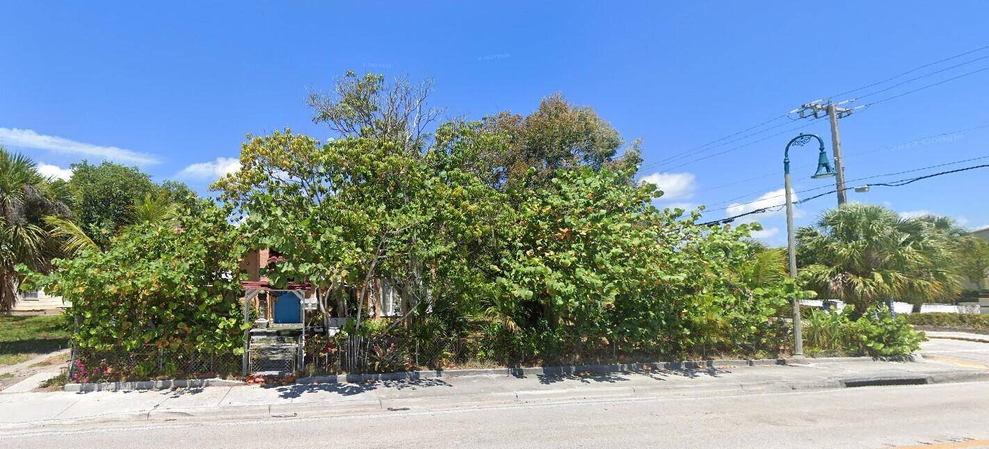 Location, Location. 3 blocks north of Lake Avenue on Federal Hwy in Lake Worth.