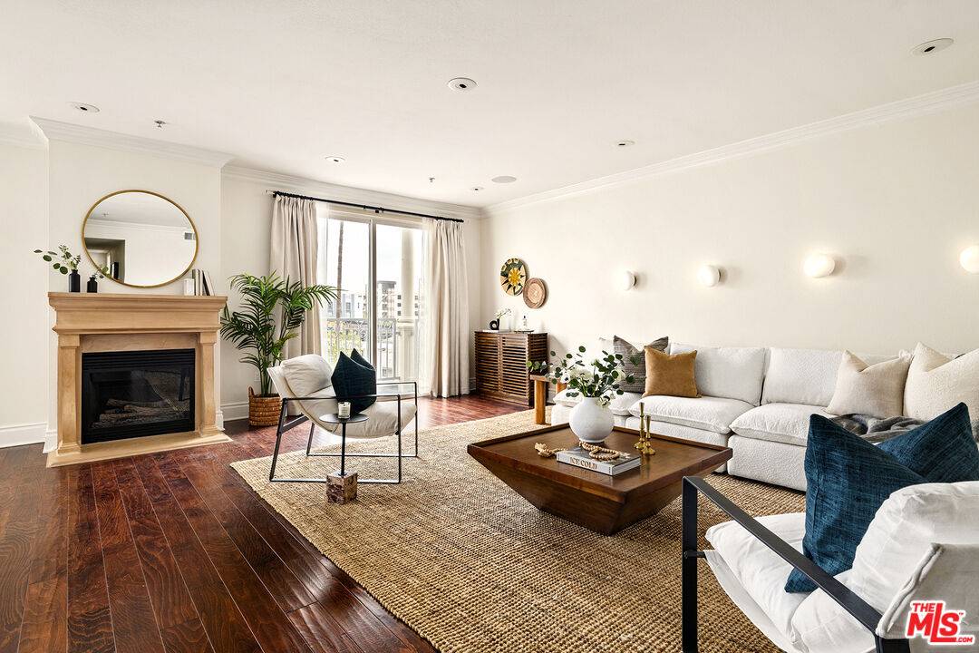 1023   Wilcox Ave 2BR Hancock Park La