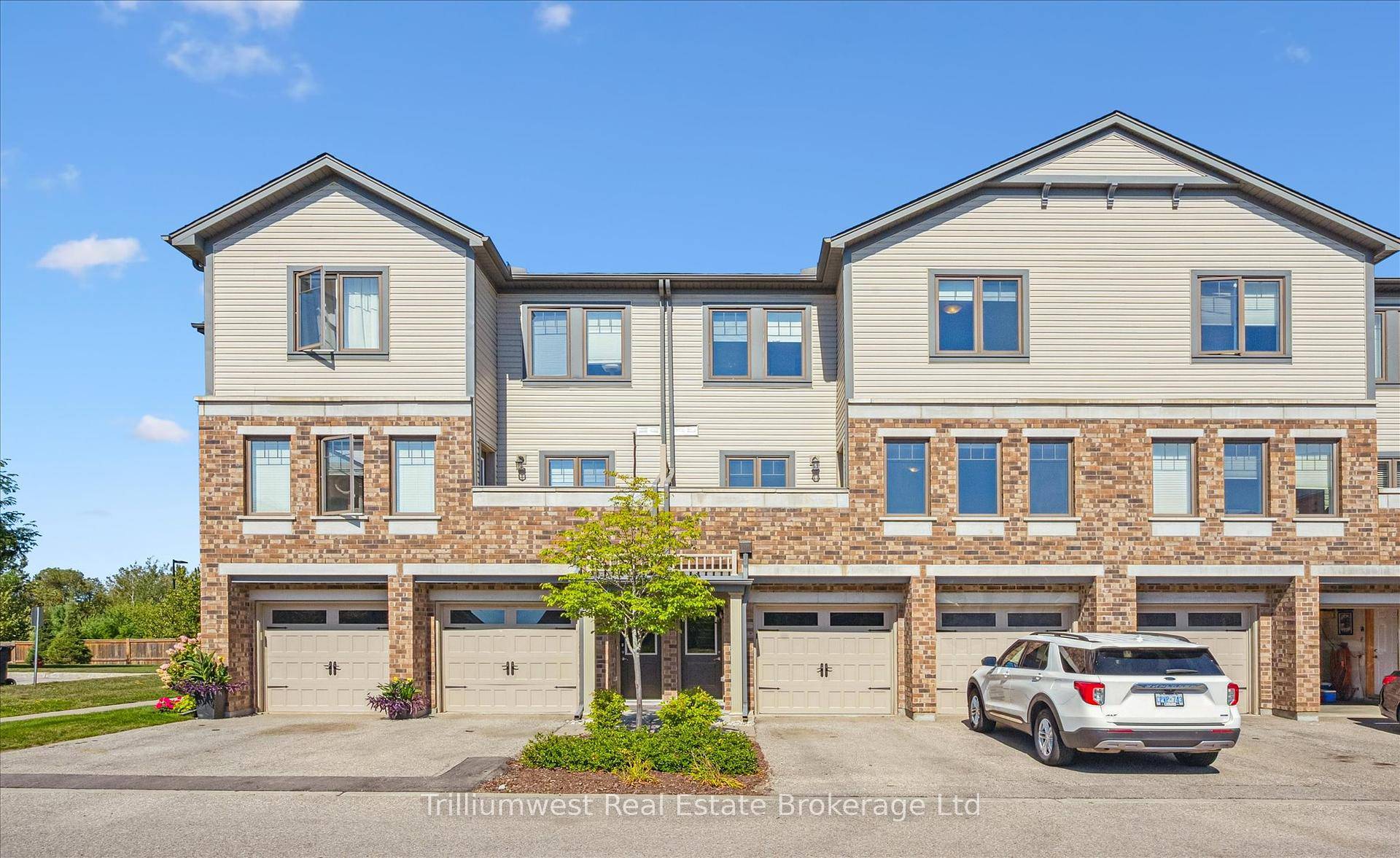 Welcome to 13 39 Kay Crescent, a rare find in Guelph's vibrant South End that offers the best of urban living with exceptional convenience.