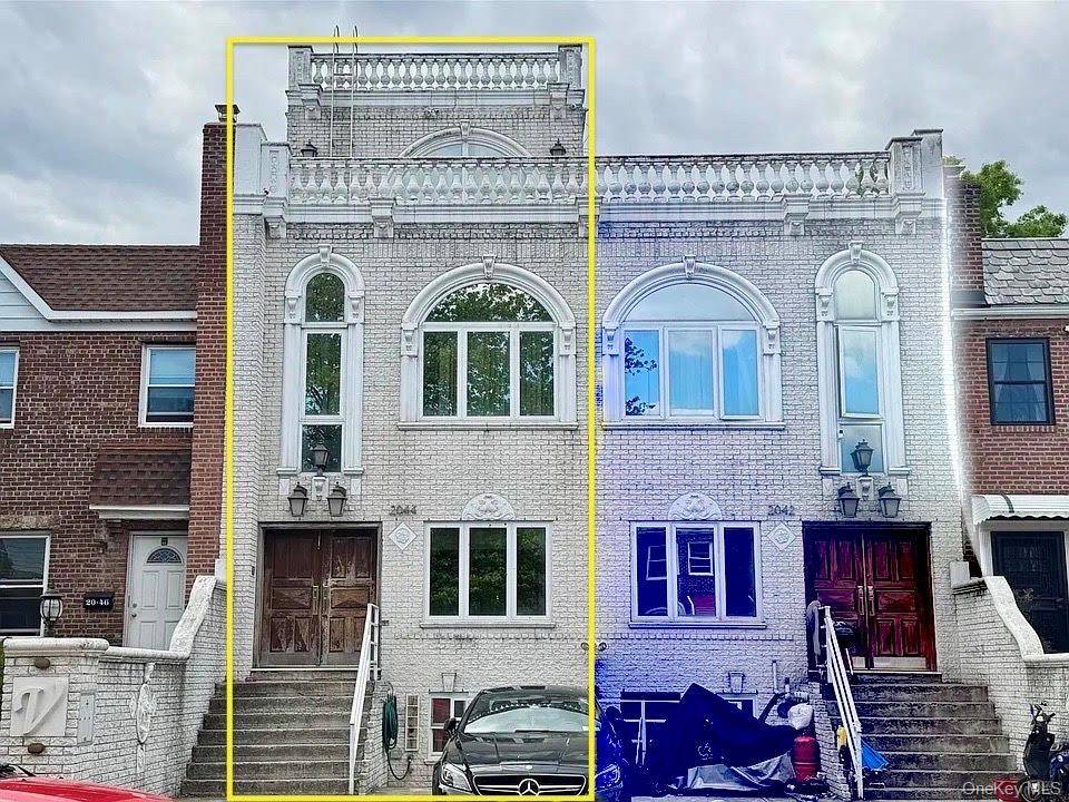 Beautiful 1 family townhouse in Astoria.