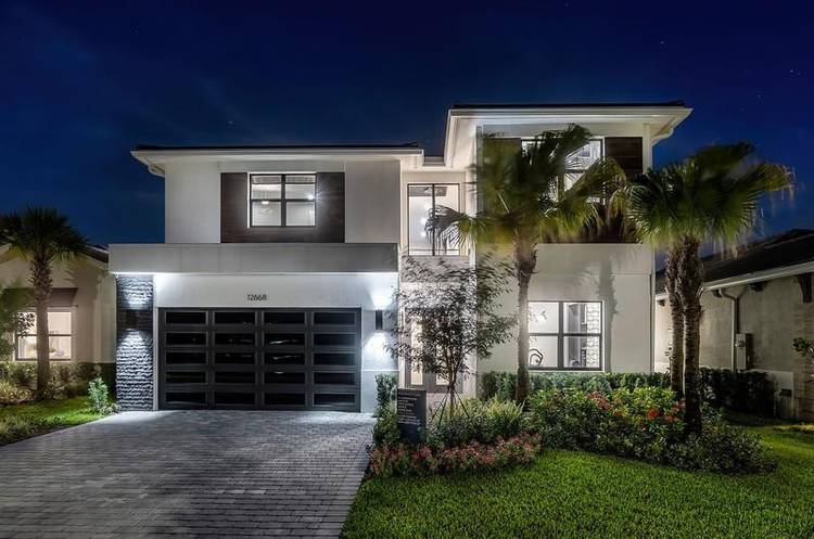 BUILDER MODEL HOME FULLY FURNISHED !