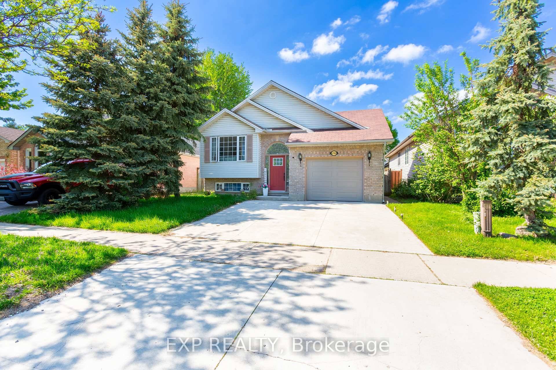 Freshly painted Spacious amp ; Bright 5 Bedroom Raised Bungalow in Prime Location !