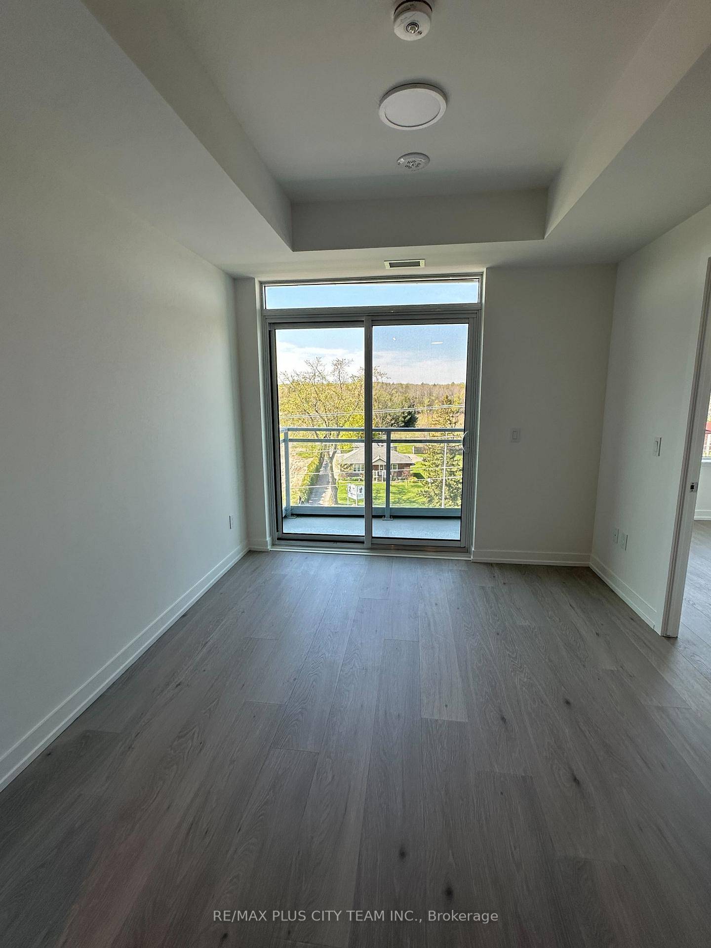 Welcome to contemporary living at its finest in this brand new 1 bedroom den, 2 bathroom condo at the highly sought after Saw Whet Condos in Oakville's prestigious Upper Glen ...
