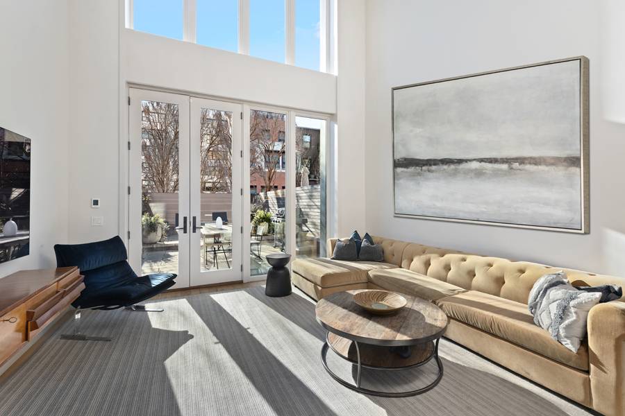 92 Amity Street is a stunning townhouse located in the charming Cobble Hill neighborhood of Brooklyn.