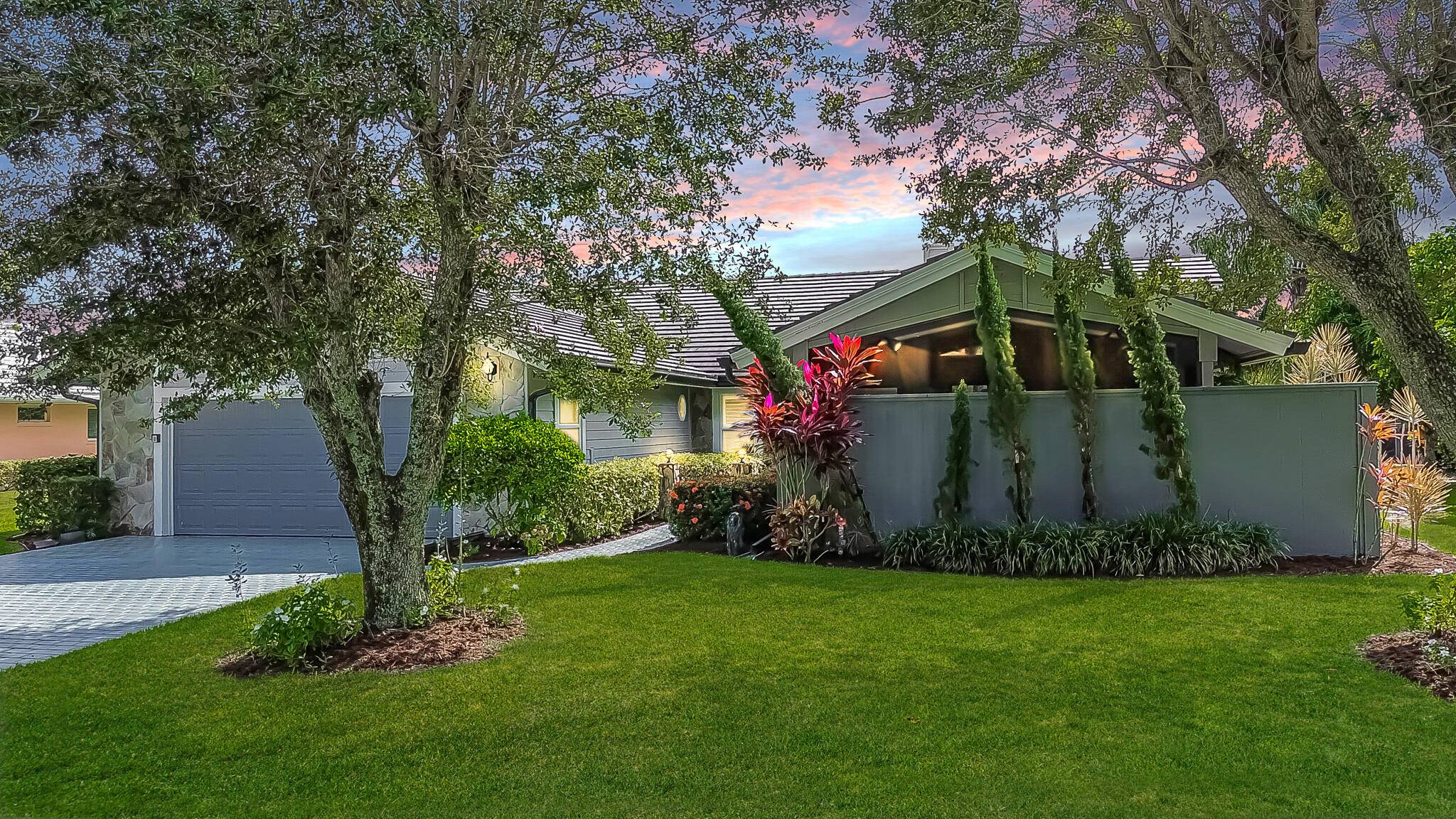 AMAZING GOLF FRONT POOL HOME IN COUNTRY CLUB ESTATES !