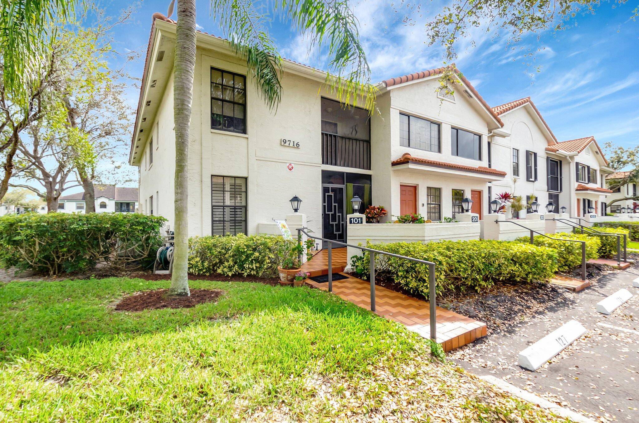 Step into this Cozy, Warm, and Enchanting 2 2 Condo Where Spacious, Light Filled Living Spaces Meet Modern Elegance Designed for Comfort Entertainment This Home Offers an Updated Chef's Kitchen ...