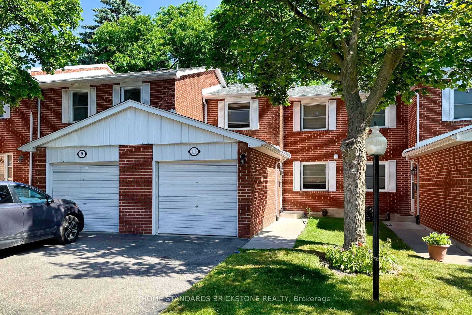 Johnsview Village, Thornhill's best kept secret, is a vibrant community that truly has it all, including a fantastic school, pool, tennis courts, park and more !