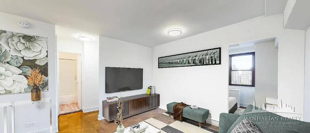 Experience refined living in this beautifully designed 1 bedroom flex 2, bathed in natural light and offering a peaceful, spacious retreat.