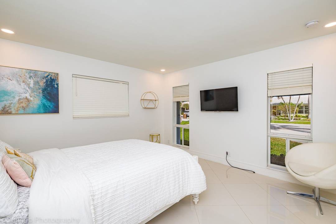 Fully Furnished Turnkey ONLY.