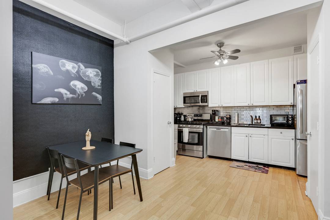 Discover the charm of Brooklyn Heights with this delightful 1 bedroom, 1 bath condo nestled in the heart of this vibrant neighborhood !