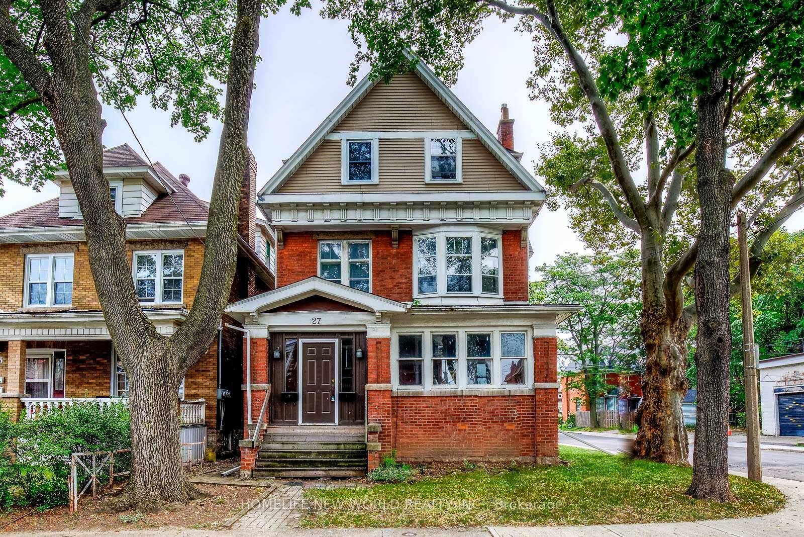 This spacious 1 bedroom lower level apartment is located at a great neighborhood in central Hamilton.