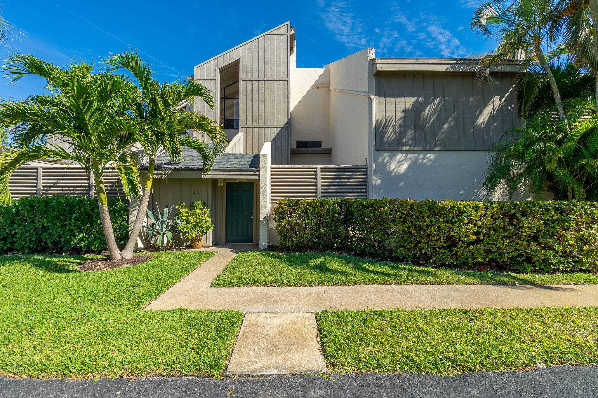 Welcome to your dream beachside retreat !