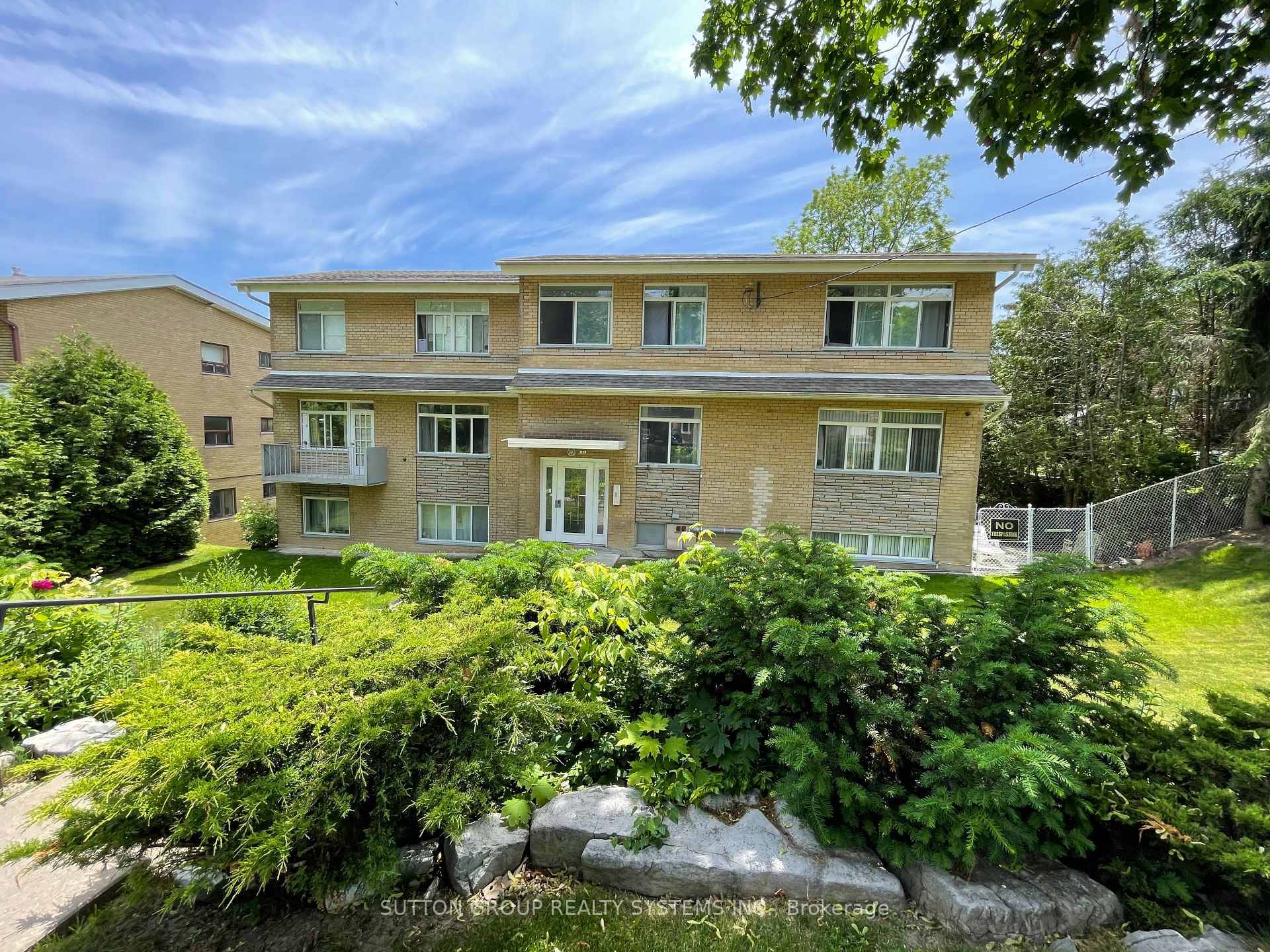 Welcome to 31 Cannon Rd on a Quiet Treed Street backing onto a Cul De Sac, minutes to convenient Park Lawn and The Queensway area.