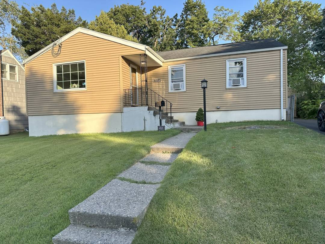 Discover this fully furnished 3 bedroom, 1 bath home in Bridgeport's North End, minutes from Sacred Heart University.