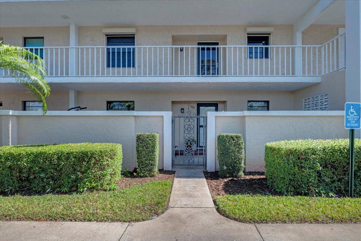 Embrace coastal dwelling in this fully updated condo, ideally located within walking distance to the beach, inlet, scenic parks, a Par 3 18 hole golf course, the Maltz Theatre, and ...