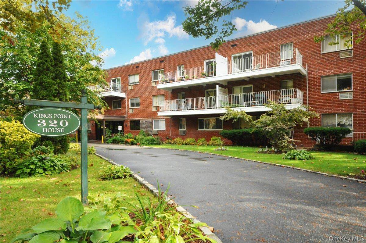 Rare Offering Top floor apartment in the coveted Kings Point House, a full service doorman building with excellent full time staff amp ; live in resident managing super, located on ...