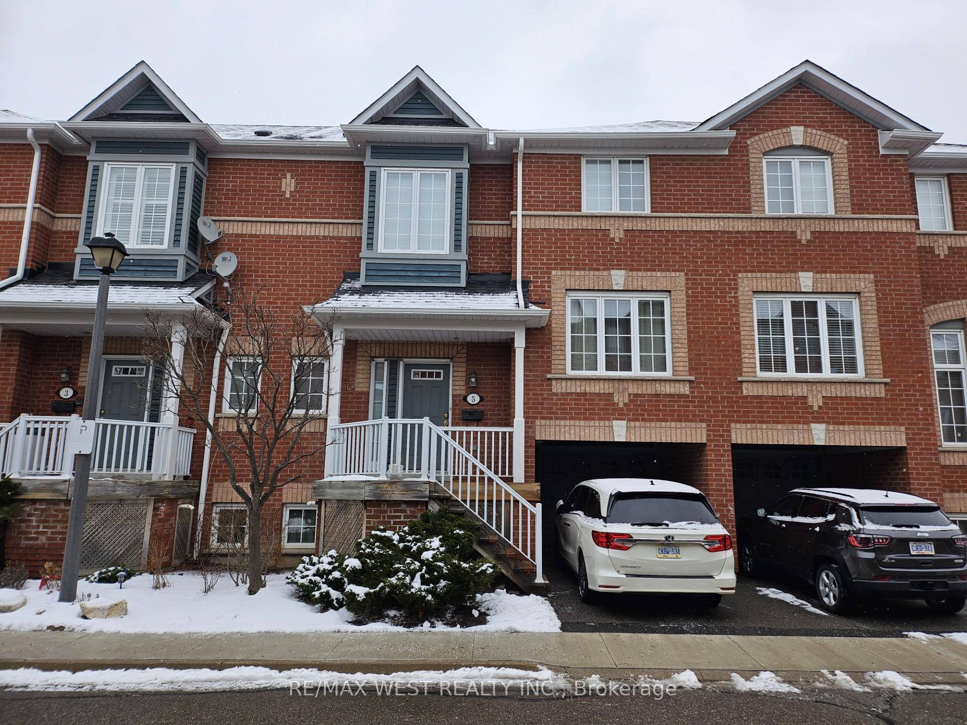Beautiful Daniels Built row townhouse in the heart of Mississauga !