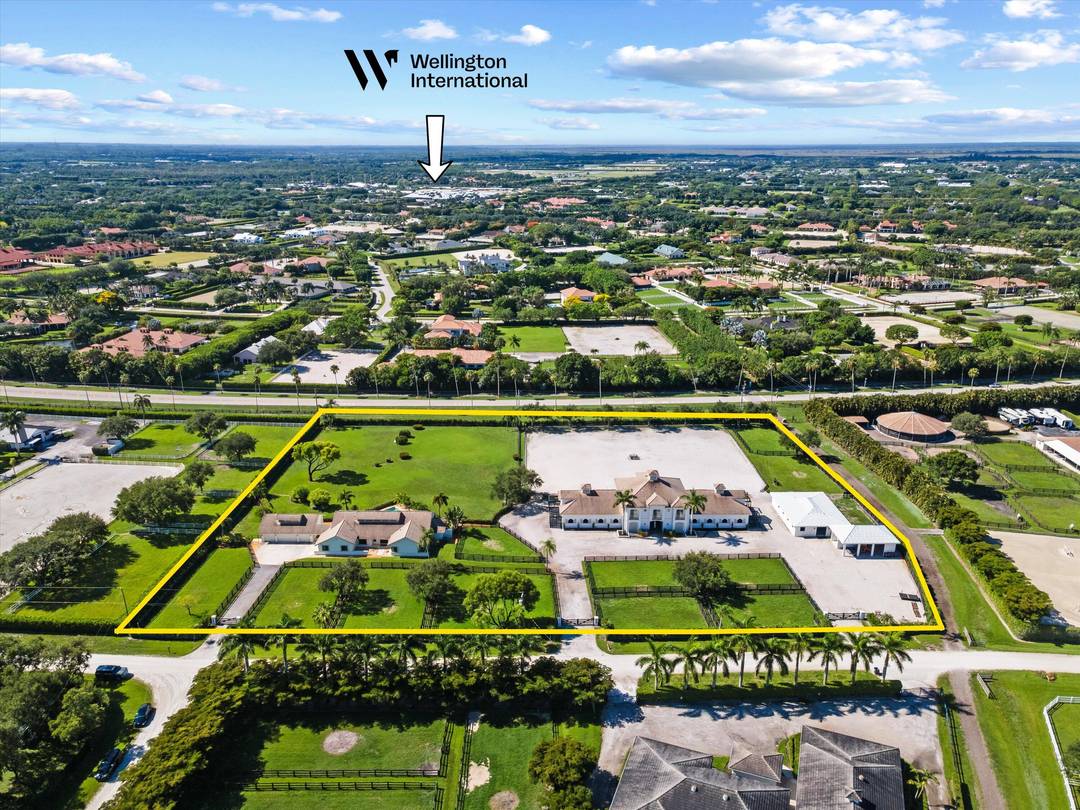 Located on a spacious 4. 5 acre lot, this lovely home is an ideal seasonal home for family and friends !