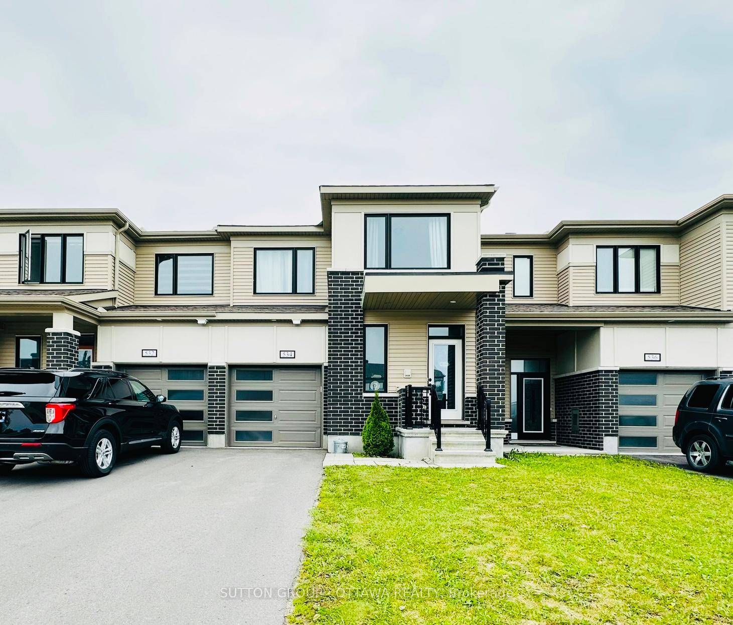 Modern 3 bedroom townhouse located in Kanata Blackstone.