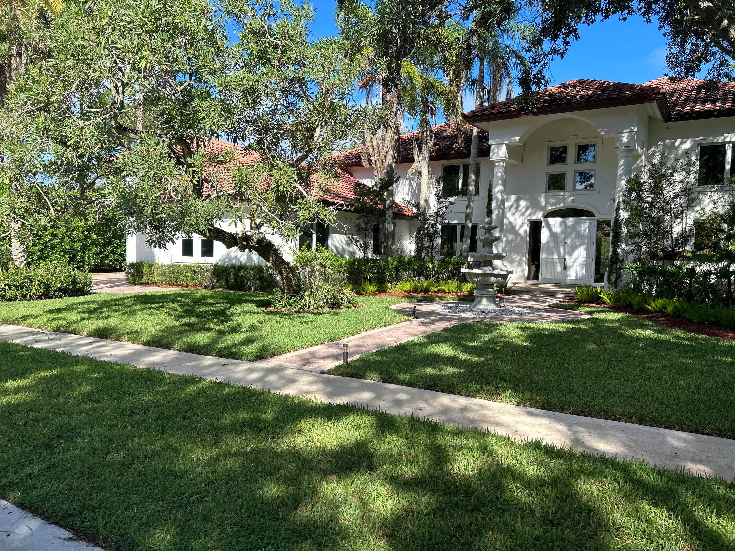 Live the Ibis Country Club lifestyle in this waterfront estate.