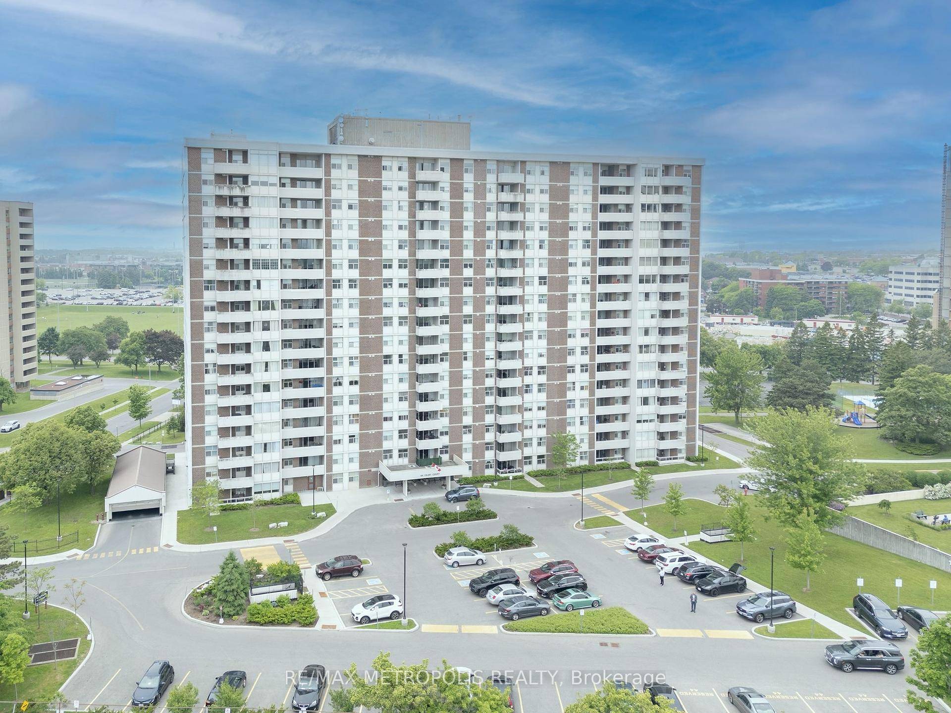 This Rarely Offered 3 Bedroom Condo Boasts Over 1200Sq Ft Of Open Living Space, with 2 full washrooms.