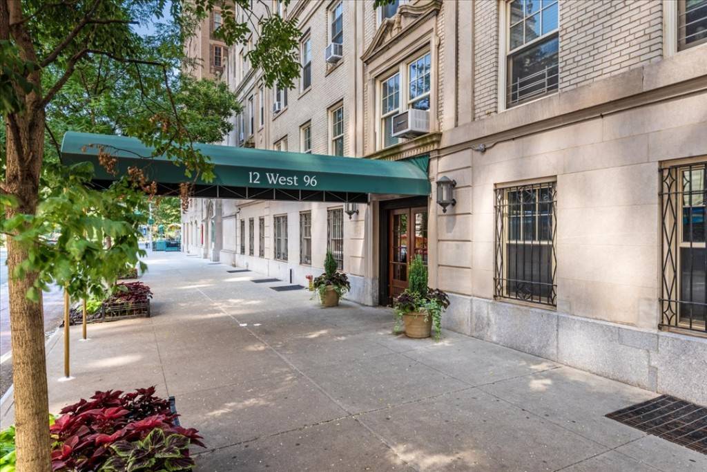 Take advantage of this special opportunity to create your dream home, and call Central Park your personal backyard !