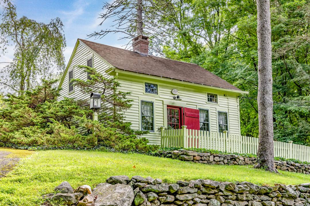 Cottage, Guest House Buildable Lot Exceptional estate opportunity in pastoral Southern Roxbury, just 90 minutes from New York City.