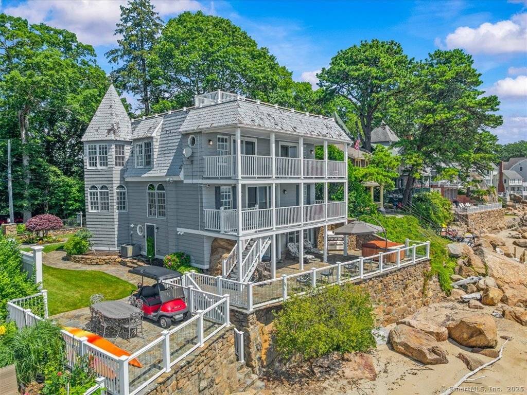 Spectacular waterfront estate !