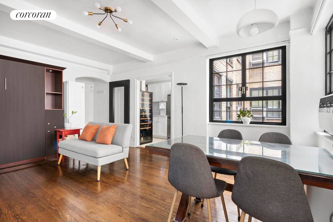 Spacious 1BR at the Midtown Manor cooperative !