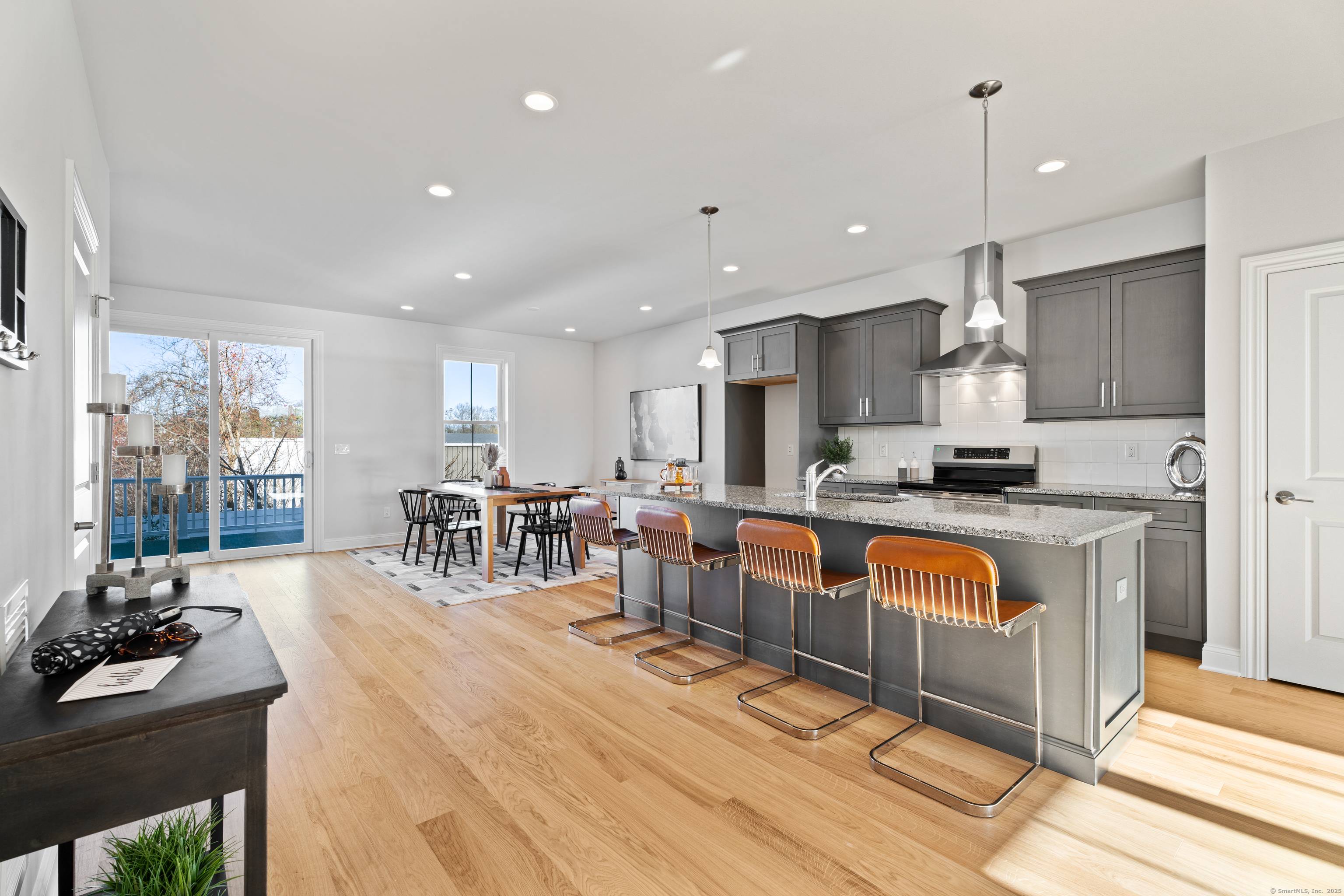 DISCOVER THE RESERVE AT STONEBRIDGE CROSSING From its location to its variety of home styles.
