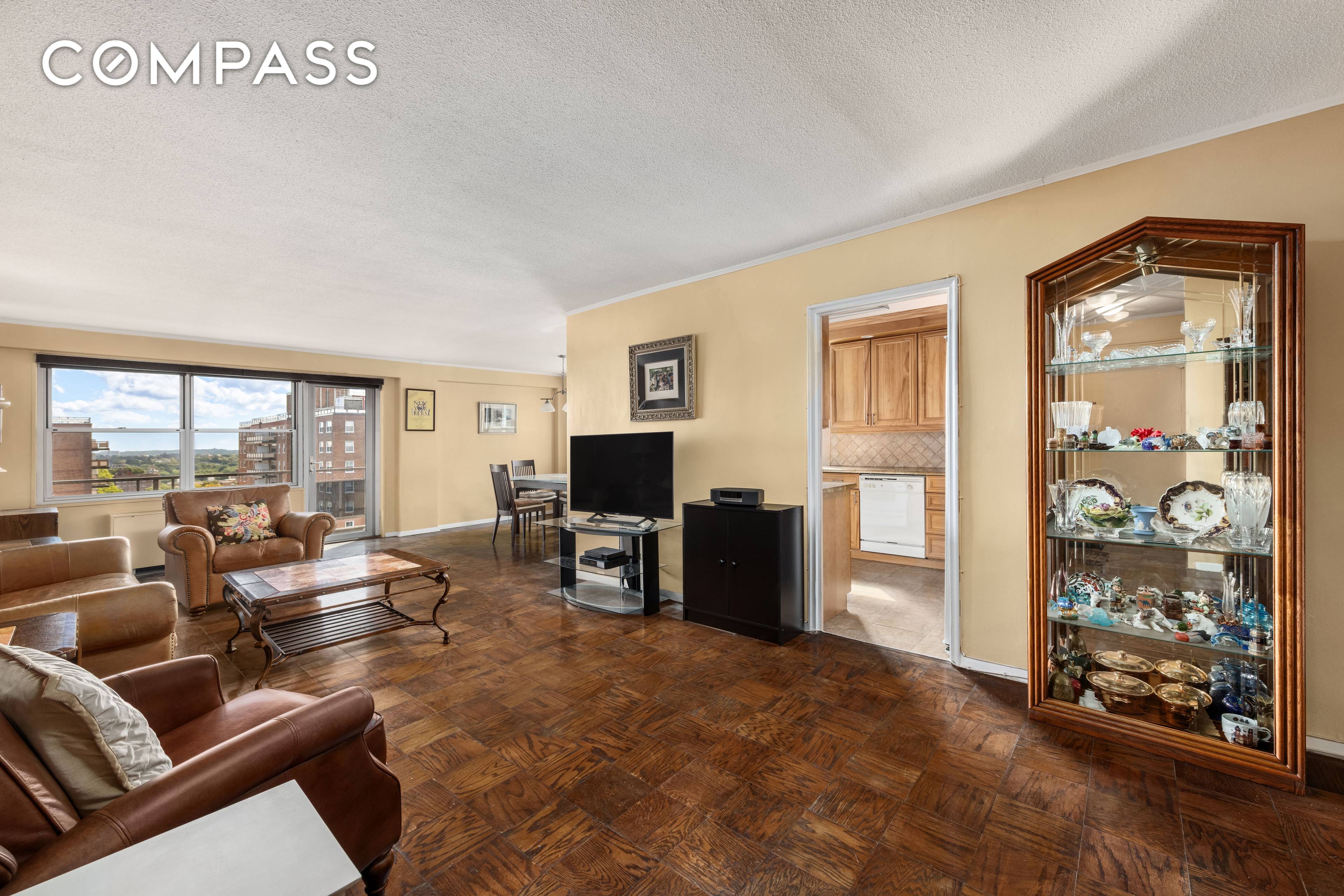 This high floor spacious and very bright JUNIOR 4 apartment in renovated condition has come on the market !