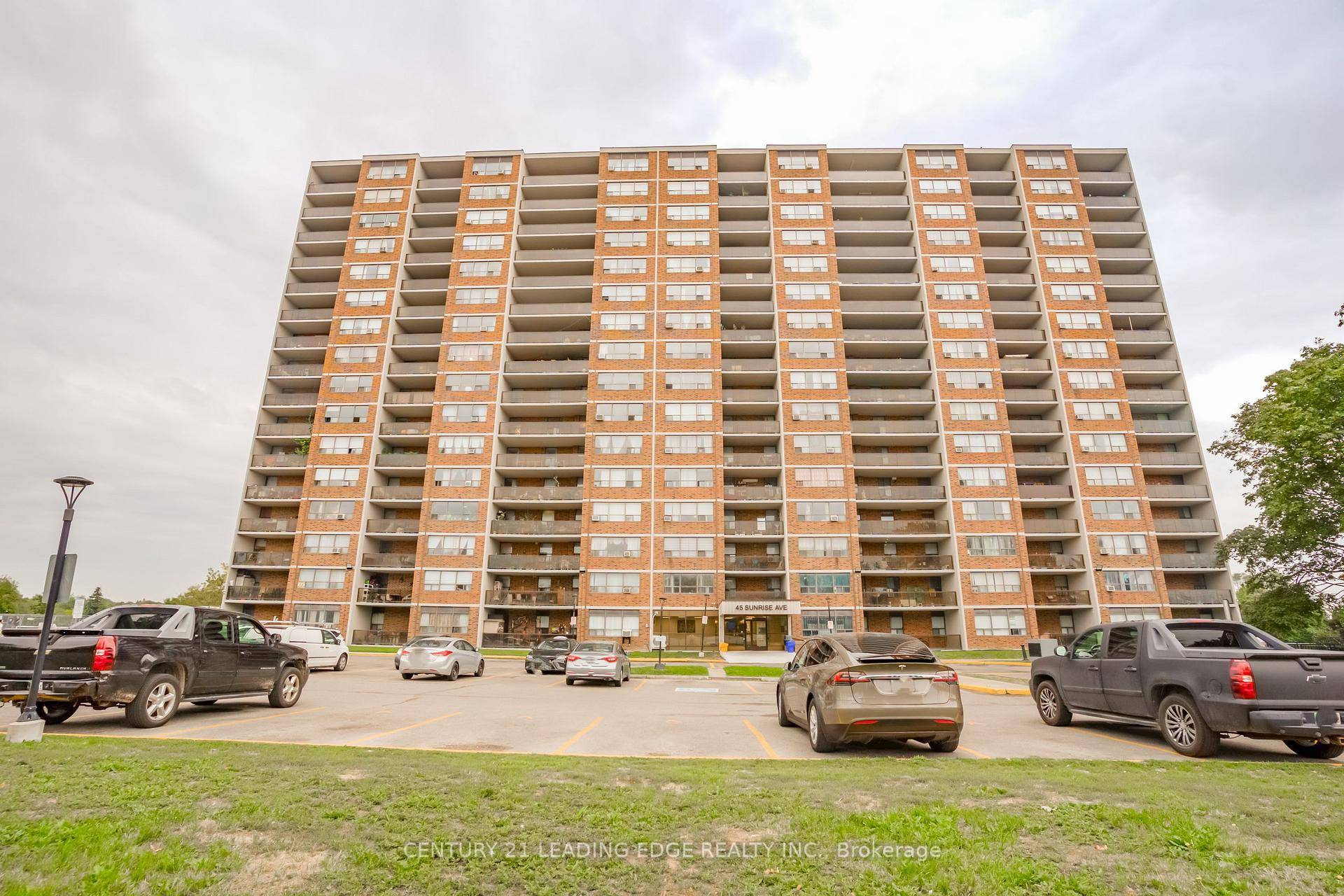 Immaculate 3 Bedroom Penthouse Condo !