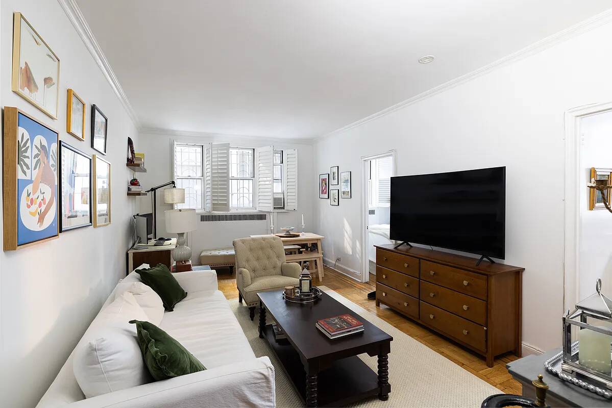 Corner one bedroom in a beautiful Art Deco pre war elevator building on Minetta Lane, in a lovely gated enclave steps from some of the most dynamic and historic areas ...