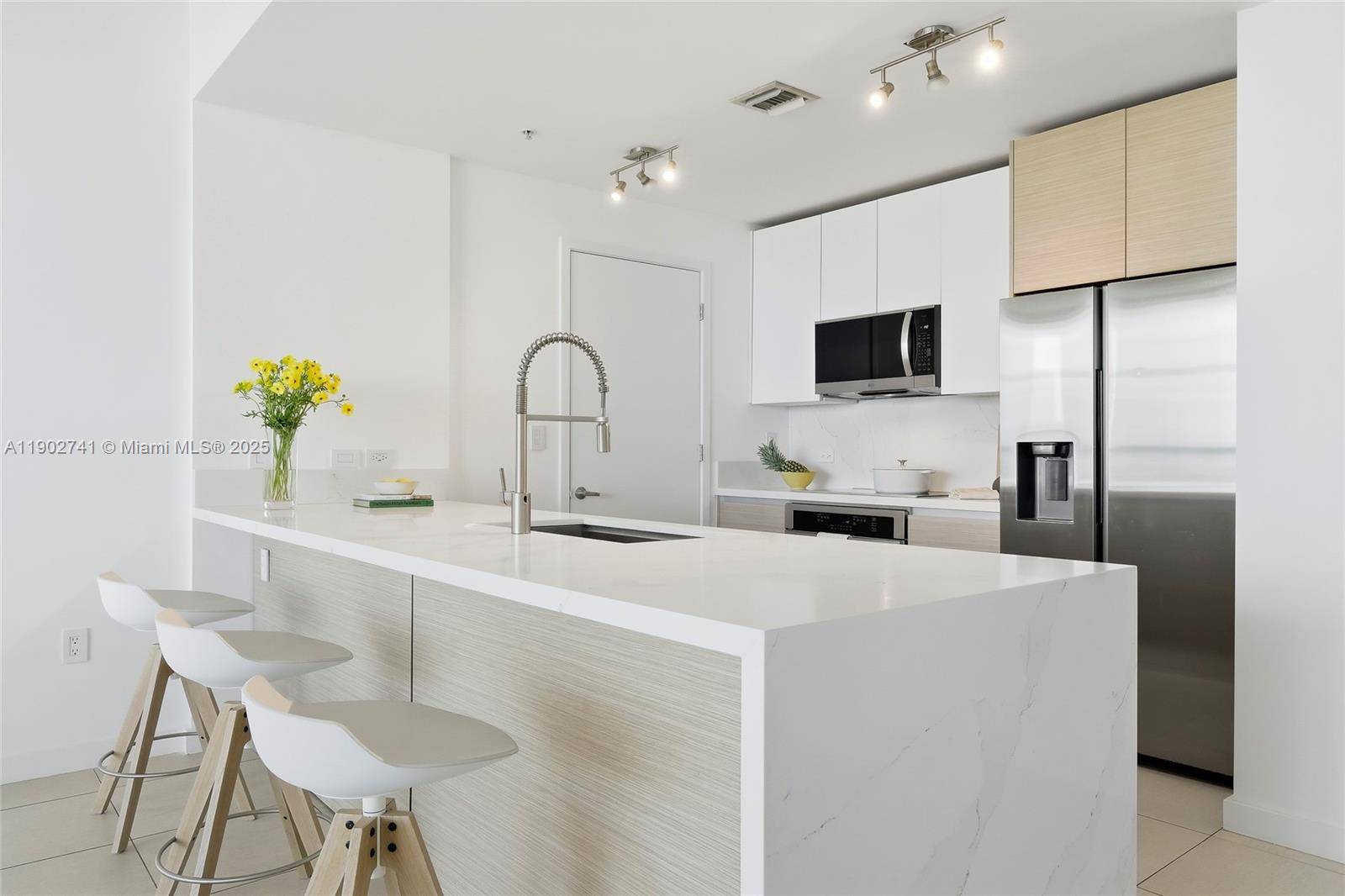 This drop dead gorgeous, high floor 2 bed 2 bath loft unit at Four Midtown offers breathtaking east facing views of Biscayne Bay amp ; Miami Beach through floor to ...