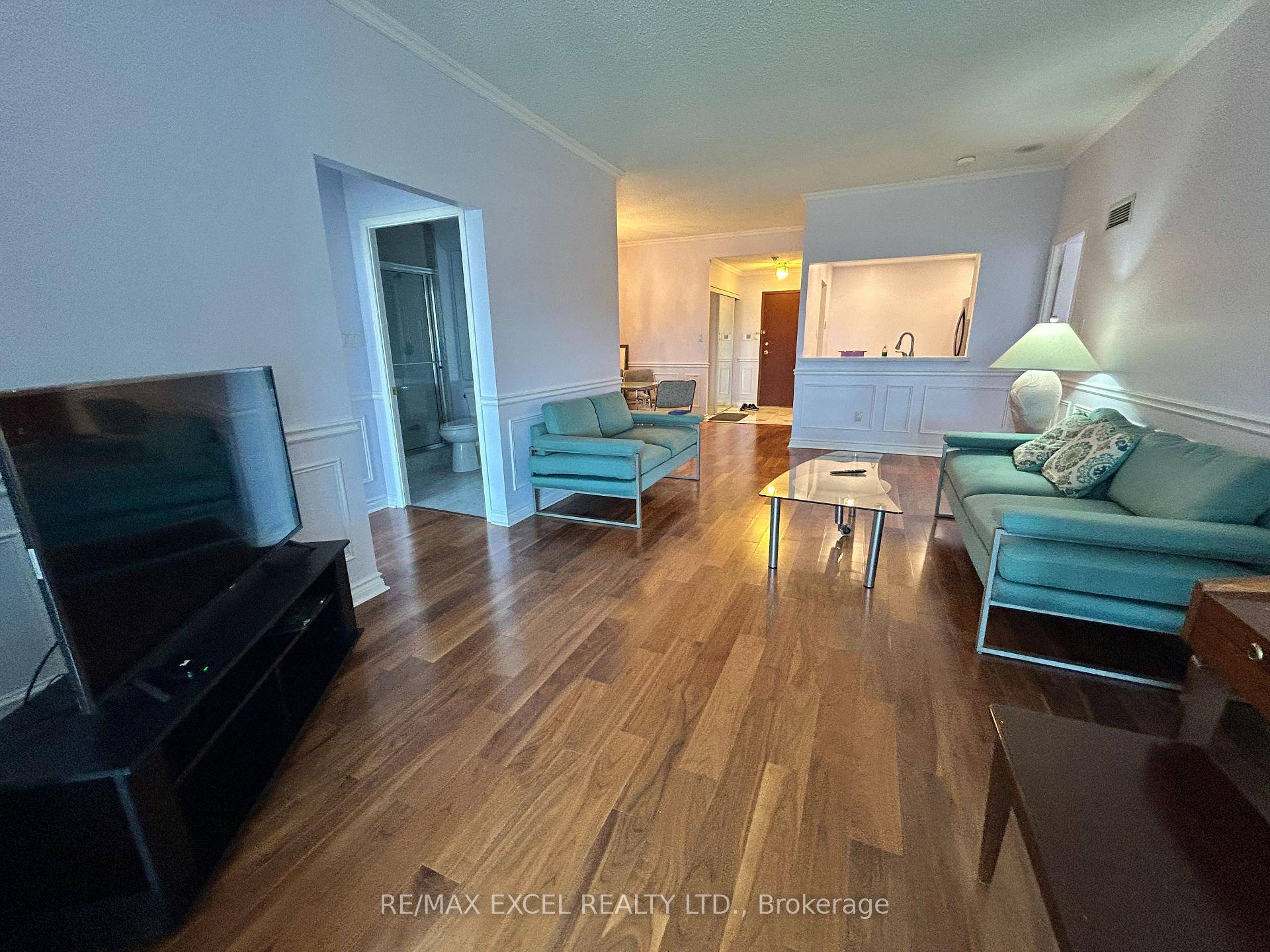 Prestigious Tridel Built Rarely Available 9Ft Ceilings Approx 1500Sqft Breathtaking Panoramic Golf Course View Immaculate Condition Split Bedrooms Layout Laminated Bedrooms 2 Car Tandem Parking Space Large Ensuite Storage Eat ...
