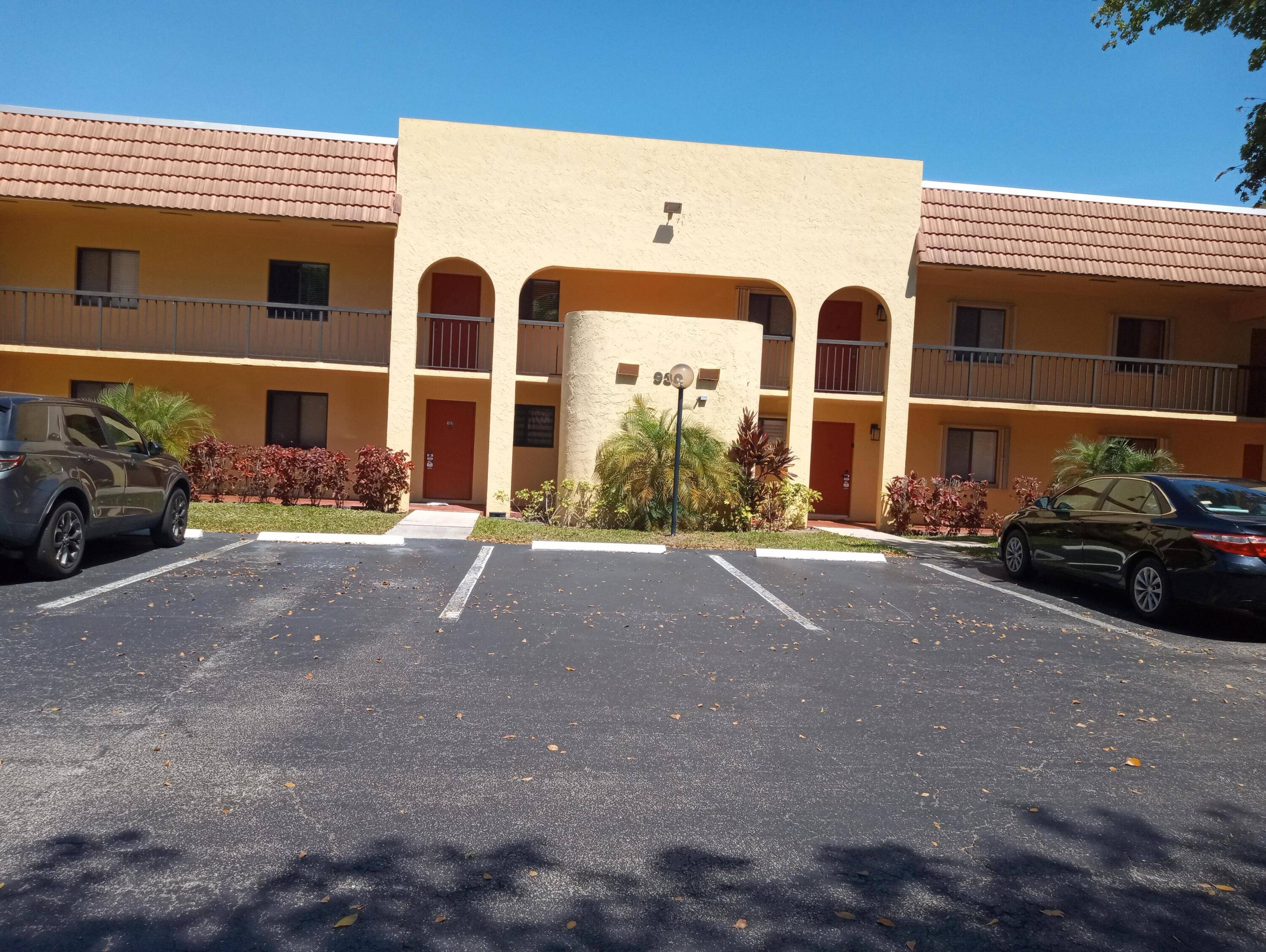 Discover this charming condo in Boca Raton, featuring an inviting layout with 2 bedrooms and 2 bathrooms.