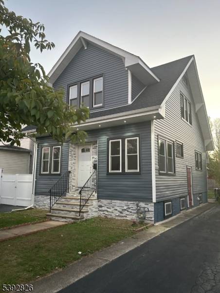 WOW ! SPECTACUALR, SPACIOUS, WELL LOCATED COMPLETELY REMODELED HOME WITH CLASS AND GOOD TASTE FEATURING A HUGE LIVING ROOM, FORMAL DINING, SPECTACULAR EAT IN KITCHEN WITH CENTER ISLAND AND GRANITE ...