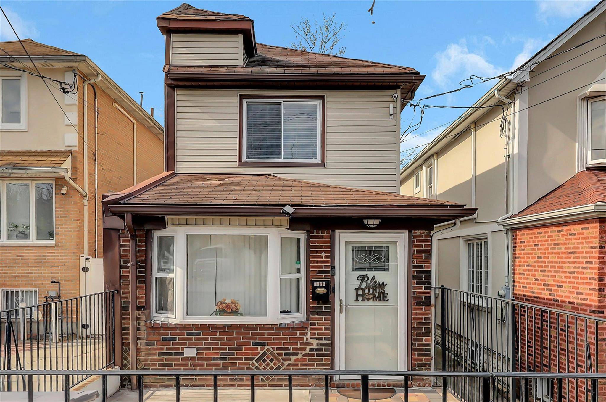 This unique single family residence contains 3 great size bedrooms and 2.