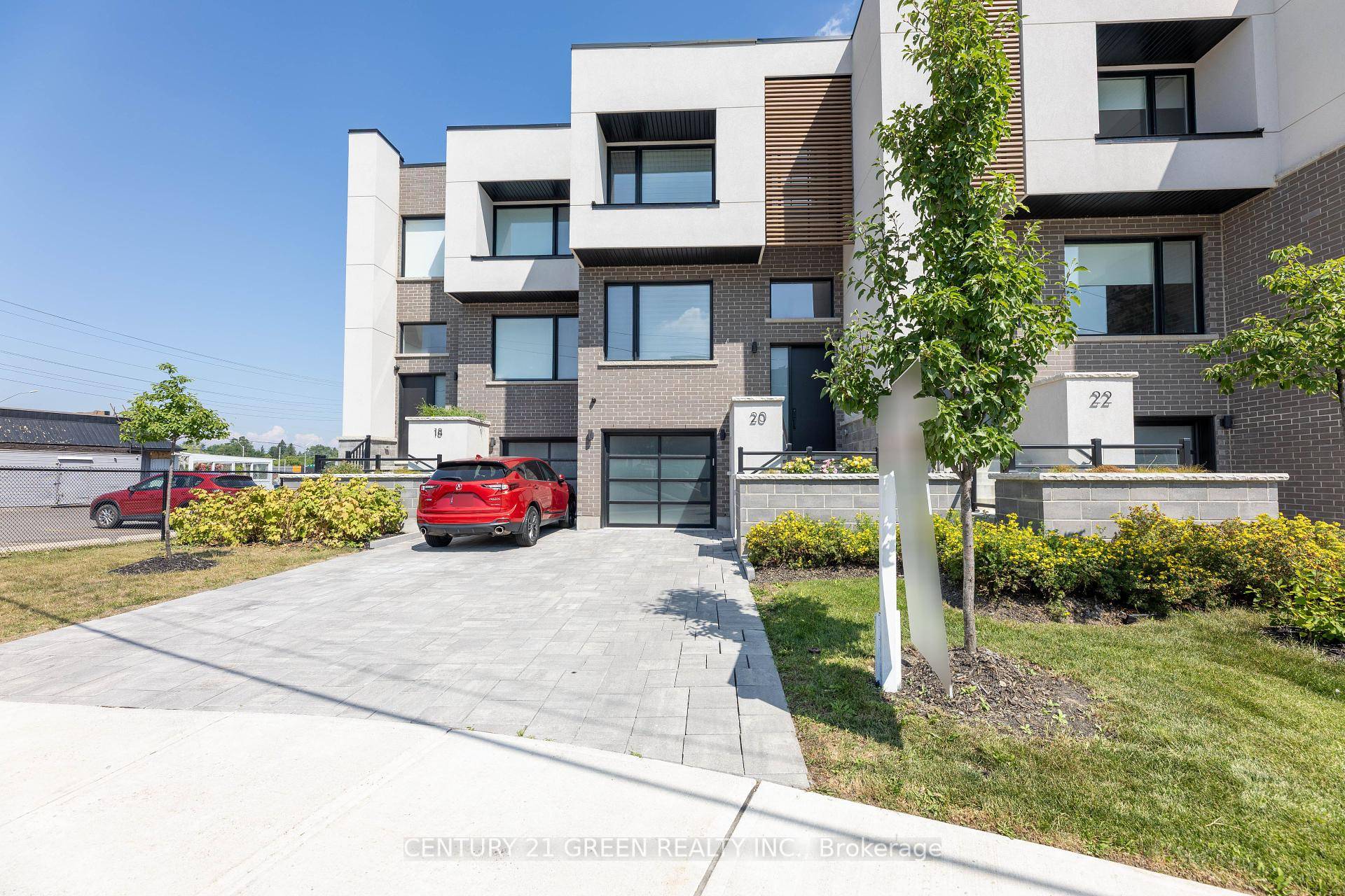 Luxurious Upgraded Freehold Townhouse !