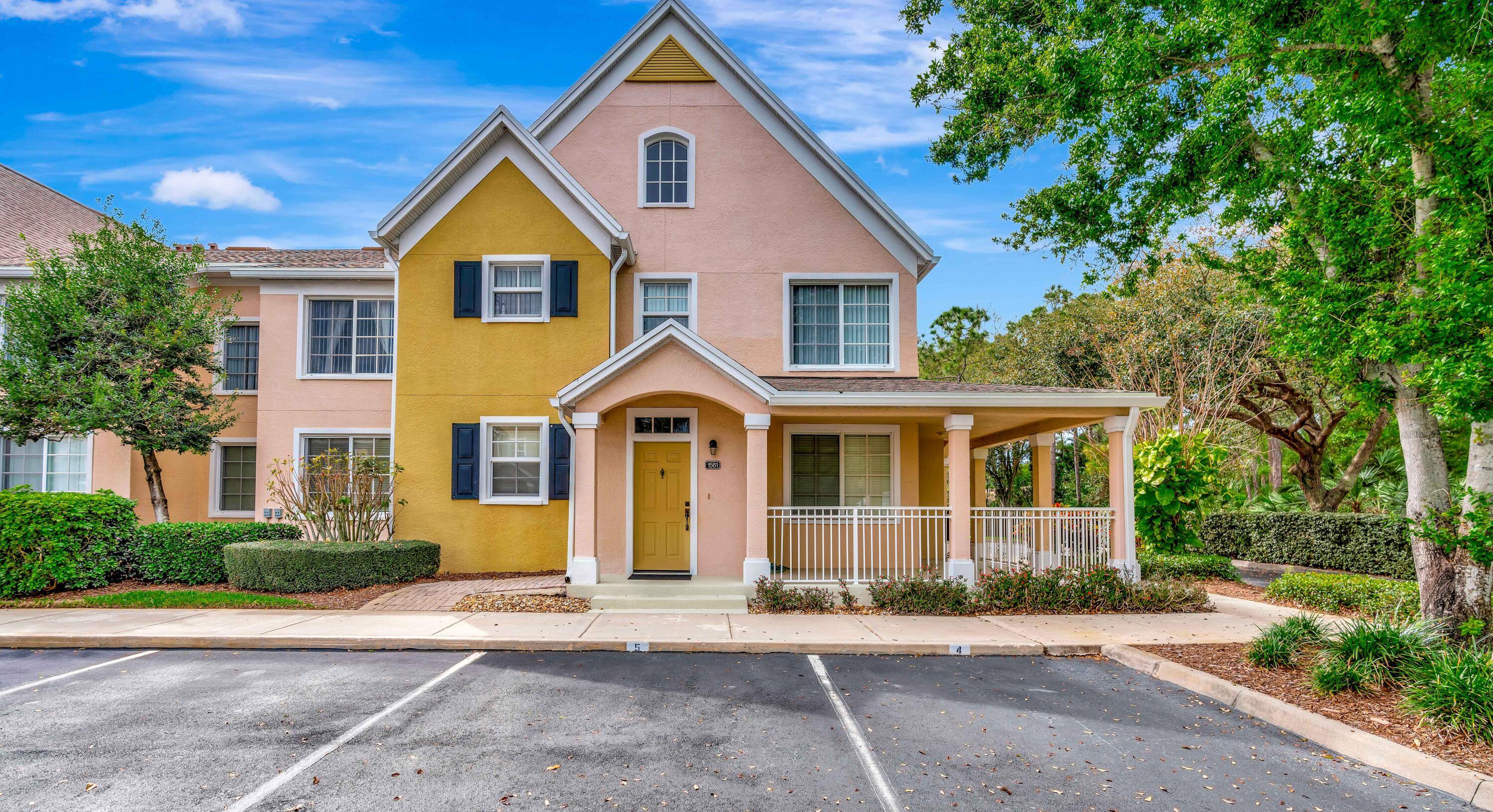 Reside in the highly sought after Courtyards of Willoughby.