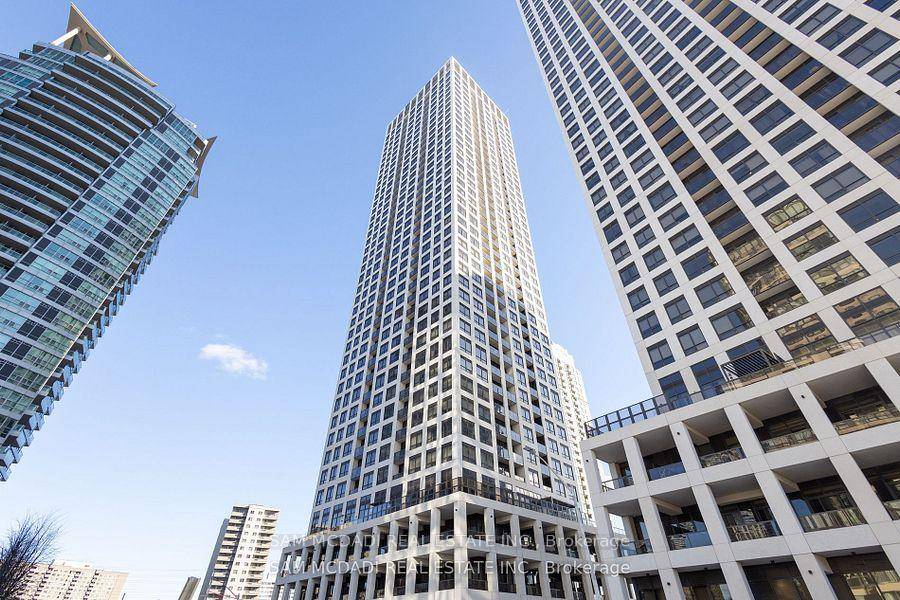 Welcome to this stunning 1 bedroom condo located in the vibrant Mississauga City Centre !